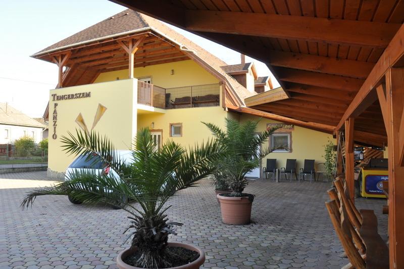 Tengerszem Panzio Bed & Breakfast Bank  Bagian luar foto