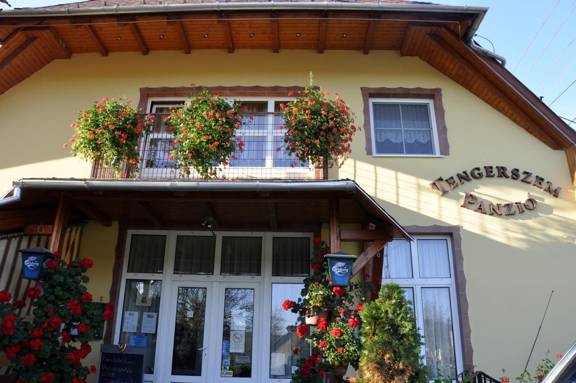 Tengerszem Panzio Bed & Breakfast Bank  Bagian luar foto