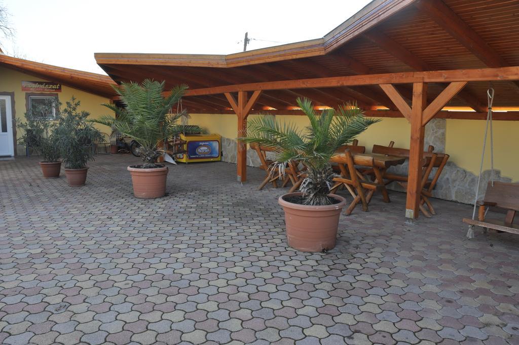Tengerszem Panzio Bed & Breakfast Bank  Bagian luar foto