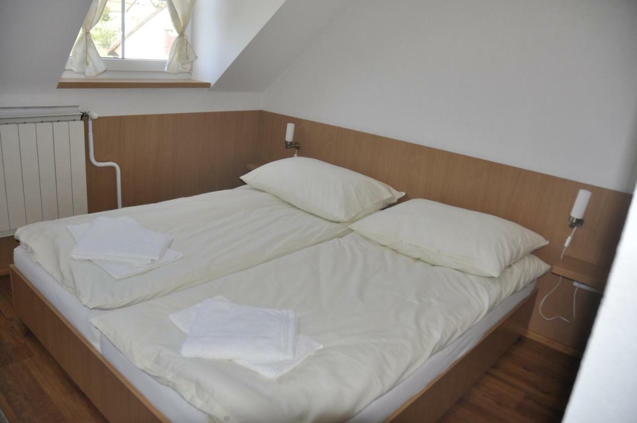 Tengerszem Panzio Bed & Breakfast Bank  Bagian luar foto